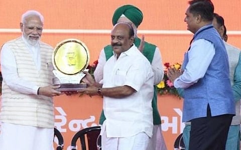 பிரதமர் மோடியிடம் விருதுபெறும் அமைச்சர் தா.மோ.அன்பரசன்