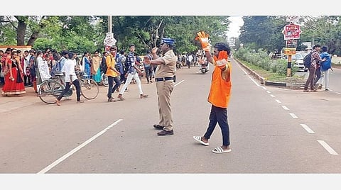 உயர் நீதிமன்ற உத்தரவுப்படி காரைக்குடி கல்லூரிச் சாலையில் போக்குவரத்தை சரி செய்த மாணவர் மகேஷ்வரன்