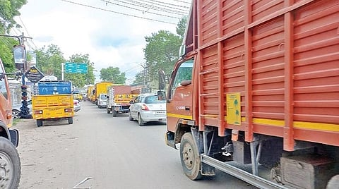 சிவகாசி - சாத்தூர் சாலையில் ஏற்பட்ட போக்குவரத்து நெரிசலால் நீண்ட வரிசையில் காத்திருந்த வாகனங்கள்