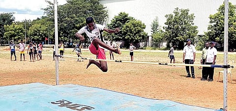 விருதுநகரில் நடைபெற்ற மாவட்ட அளவிலான தடகளப் போட்டியில் உயரம் தாண்டும் போட்டியில் சர்வ சாதாரணமாக தாண்டும் வீரர்.