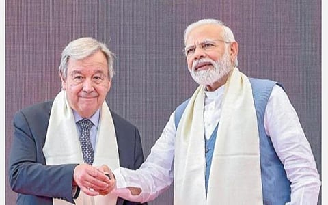 குஜராத்தின் கெவாடியாவில் நேற்று நடந்த ‘மிஷன் லைப்’ நிகழ்ச்சியை ஐ.நா.பொதுச் செயலாளர் அந்தோனியோ குத்தேரஸ், பிரதமர் நரேந்திர மோடி ஆகியோர் இணைந்து தொடங்கி வைத்தனர்.படம்: பிடிஐ.