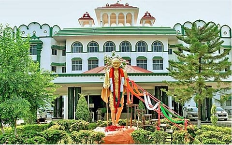 உயர் நீதிமன்றம் மதுரைக் கிளை.