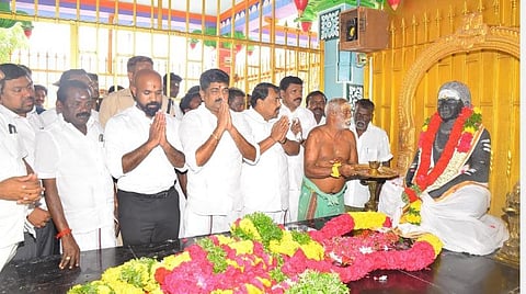 பசும்பொன் தேவர் நினைவிடத்தில் மரியாதை செலுத்திய அமைச்சர் ராஜகண்ணப்பன். அருகில் ஆட்சியர் ஜானி டாம் வர்கீஸ் உள்ளிட்டோர்.