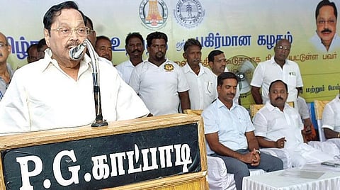 வேலூர் மாவட்டம் காட்பாடி அடுத்த மேல்பாடியில் உள்ள துணை மின் நிலையத்தில் திறன் கூட்டப்பட்ட புதிய மின்மாற்றியை தொடங்கி வைத்து பேசும் அமைச்சர் துரைமுருகன். அருகில், மாவட்ட ஆட்சியர் குமாரவேல் பாண்டியன், சட்டப்பேரவை உறுப்பினர் நந்தகுமார்  உள்ளிட்டோர். படம்: வி.எம்.மணிநாதன்.