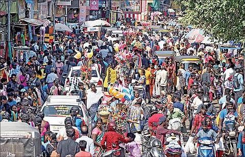 தீபாவளியை முன்னிட்டு வடசென்னையில் உள்ள பழைய வண்ணாரப்பேட்டை எம்.சி. சாலையில் புத்தாடை மற்றும் பொருட்கள் வாங்குவதற்காக நேற்று திரண்ட பொதுமக்கள்.படம்: ம.பிரபு