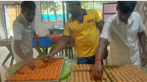 மதுரை மத்திய சிறைக் கைதிகளால் தயாரித்து விற்பனை செய்யப்படும் தீபாவளி இனிப்பு, கார வகைகள்.