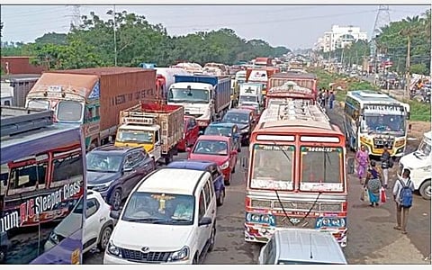 சென்னை - திருச்சி நெடுஞ்சாலை மறைமலை நகரில் காணப்பட்ட  நெரிசல்