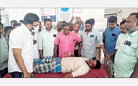 நாகை அரசு தலைமை மருத்துவமனையில் அனுமதிக்கப்பட்டுள்ள மீனவர்களை நேற்று சந்தித்து ஆறுதல் கூறிய மாவட்ட ஆட்சியர் அருண் தம்புராஜ்.﻿﻿