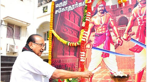 மருது சகோதரர்களுக்கு அஞ்சலி செலுத்தும் மதிமுக பொதுச் செயலாளர் வைகோ