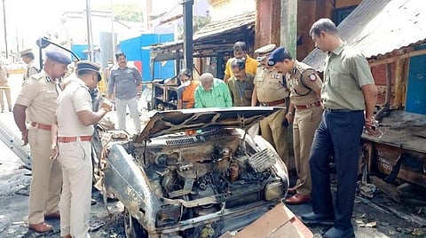 கோவையில் வெடித்து உருக்குலைந்த காரை ஆய்வு செய்யும் காவல்துறை அதிகாரிகள்
