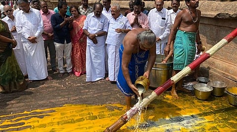  பட விளக்கம் தஞ்சாவூர் பெரிய கோயிலில் ராஜராஜ சோழனின் சதய விழாவை முன்னிட்டு இன்று பந்தக்கால் முகூர்த்தம் நடைபெற்றது. படம் ஆர். வெங்கடேஷ்