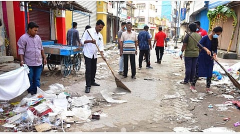 மதுரை விளக்குத்தூண் கீழமாசி பகுதியில் மாநகராட்சி ஊழியர்கள் மூலம் குப்பைகளை அகற்றிய மாநகராட்சி துணை மேயர் நாகராஜன் | படம்: எஸ்.கிருஷ்ணமூர்த்தி