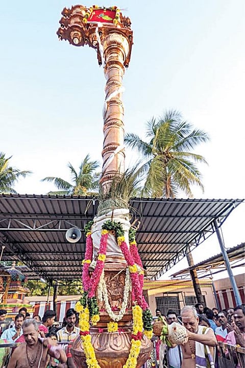சிறுவாபுரி பாலசுப்பிரமணிய சுவாமி கோயிலில் நேற்று கந்த சஷ்டி விழா, கொடியேற்றத்துடன் தொடங்கியது.