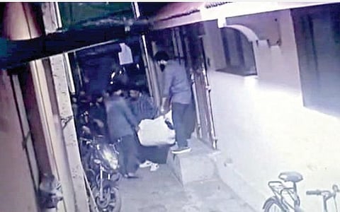 கோவை கார் வெடிப்பு வழக்கில் உயிரிழந்த ஜமேஷா முபின், சம்பவத்துக்கு முந்தைய நாள் இரவு வீட்டிலிருந்து கூட்டாளிகள் உதவியுடன் மர்ம பொருட்களை எடுத்துச் செல்லும் காட்சி.