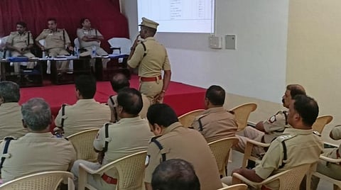 கமுதி தனி ஆயுதப்படை கூட்ட அரங்கில் தென் மண்டல ஐஜி அஸ்ரா கார்க் தலைமையில் நடைபெற்ற ஆலோசனைக் கூட்டம்