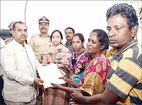காஞ்சிபுரம் மாவட்டம், பெரும்புதூரில் நட்சத்திர விடுதியில் கழிவுநீர் தொட்டியை சுத்தம் செய்யும்போது விஷவாயு தாக்கி உயிரிழந்தவர்களின் குடும்பத்துக்கு இழப்பீட்டுத் தொகையை வழங்குகிறார் தேசிய தாழ்த்தப்பட்டோர் ஆணைய துணைத் தலைவர் அருண் ஹல்தர்.