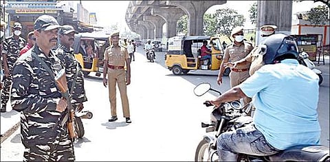 கோவை உக்கடம் ஆத்துப்பாலம் சாலையில் பாதுகாப்பு பணியில் ஈடுபட்ட துணை ராணுவத்தினர் மற்றும் போலீஸார்.  படம் : ஜெ.மனோகரன்