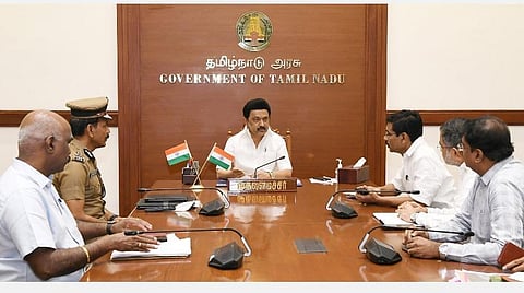 கோவையில் கார் சிலிண்டர் வெடித்தது தொடர்பாக சென்னை தலைமைச் செயலகத்தில் நேற்று நடைபெற்ற ஆலோசனைக் கூட்டத்தில் பேசினார் முதல்வர் ஸ்டாலின். உடன், தலைமைச் செயலர் இறையன்பு, உள்துறைச் செயலர் பணீந்திர ரெட்டி, டிஜிபி சைலேந்திர பாபு,  நுண்ணறிவுப் பிரிவு ஏடிஜிபி டேவிட்சன் தேவாசீர்வாதம் உள்ளிட்டோர்.