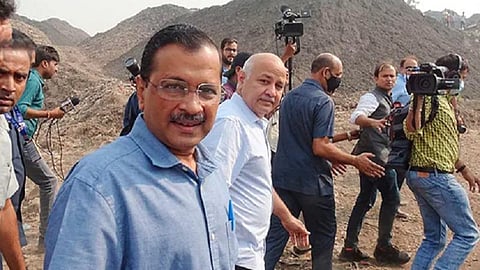 காசியாபாத் குப்பைக் கிடங்கில் டெல்லி முதல்வர் கேஜ்ரிவால், துணை முதல்வர் சிசோடியா.