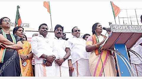 திமுக அரசு தமிழ்மொழியைப் புறக்கணிப்பதாக குற்றம்சாட்டி  தமிழக பாஜக சார்பில், மாநிலச் செயலாளர் சுமதி வெங்கடேசன், மாவட்டத் தலைவர் வேதசுப்பிரமணியம் தலைமையில் தாம்பரம் சண்முகம் சாலையில் நேற்று கண்டன ஆர்ப்பாட்டம் நடைபெற்றது. இதில் கட்சி நிர்வாகிகள், தொண்டர்கள் பங்கேற்றனர்.படம்: எம்.முத்துகணேஷ்