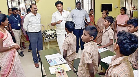 நேதாஜி சுபாஷ் சந்திரபோஸ் உண்டு உறைவிடப் பள்ளியில் அமைச்சர் அன்பில் மகேஸ் பொய்யாமொழி ஆய்வு செய்து மாணவர்களுடன் கலந்துரையாடினார்.