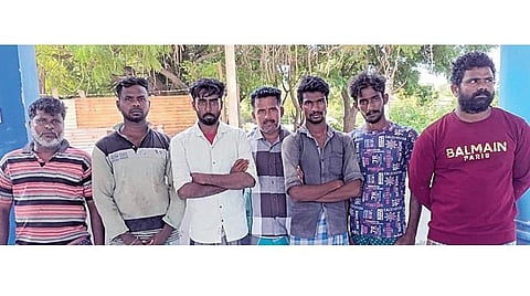 இலங்கை கடற்படையினரால் கைது செய்யப்பட்ட ராமேசுவரம் மீனவர்கள்.
