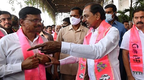 டிஆர்எஸ் கட்சியிலிருந்து விலகி பாஜகவில் இணையும் எம்எல்ஏவுக்கு ரூ.100 கோடி? - பேரம் பேசியதாக 3 பேர் ஹைதராபாத்தில் கைது
