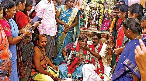 கீழ்ப்பாக்கம் மனநலக் காப்பத்தில் சிகிச்சை பெற்று குணமடைந்த மகேந்திரன் - தீபா காதல் ஜோடி திருமணம் காப்பக வளாகம் அருகே உள்ள கோயிலில் நேற்று நடைபெற்றது. படம்: ம.பிரபு