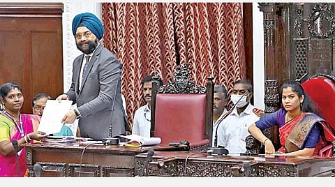 சென்னை பல்கலைக்கழக ஆட்சிப்பேரவை (செனட்) உறுப்பினரை தேர்வு செய்வதற்காக நடைபெற்ற தேர்தலில் வேட்புமனு தாக்கல் செய்த 68-வது வார்டு திமுக கவுன்சிலர் பி.அமுதா போட்டியின்றி தேர்ந்தெடுக்கப்பட்டார். அவருக்கு செனட் உறுப்பினர் பதவிக்கான சான்றிதழை மாநகராட்சி ஆணையர் ககன்தீப் சிங் பேடி வழங்கினார்.படம்: ம.பிரபு