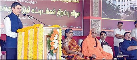 கோவை நவக்கரை ஜெ.எஸ்.எஸ் யோகா மற்றும் இயற்கை மருத்துவக் கல்லூரி மருத்துவமனை வளாகத்தில் நடைபெற்ற மாணவ, மாணவிகள் தங்கும் விடுதி கட்டிடங்கள் திறப்பு விழாவில் தமிழக ஆளுநர் ஆர்.என்.ரவி பேசுகிறார். உடன் சென்னை டாக்டர் எம்ஜிஆர் மருத்துவ பல்கலை துணைவேந்தர் சுதா சேஷய்யன், ஜகத்குரு சிவராத்ரி தேஷிகேந்திர மகா சுவாமிஜி உள்ளிட்டோர். படம்: ஜெ.மனோகரன்