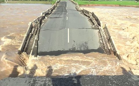தேவகோட்டை அருகே தேனாற்றில் வெள்ளம்: சேதமடைந்த தரைப்பாலத்தால் கிராம மக்கள் அச்சம்