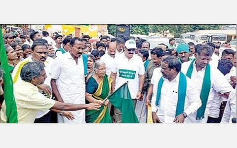 அரியலூர் மாவட்டம் கீழப்பழுவூரில் நேற்று பாமக தலைவர் அன்புமணியின் நடைபயணத்தை கொடியசைத்து தொடங்கி வைக்கிறார் திருவை யாறு இசைக் கல்லூரி முன்னாள் முதல்வர் கவுசல்யா.