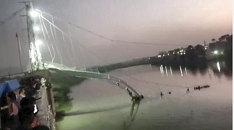 உடைந்த நிலையில் கேபிள் பாலம்