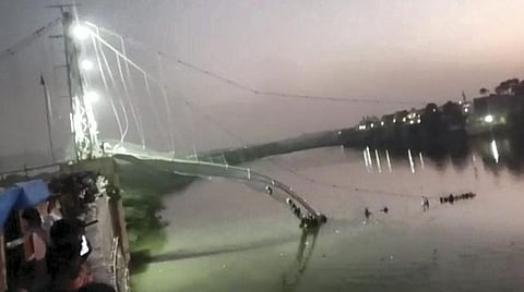 குஜராத் மோர்பி கேபிள் பாலம் விபத்து - ''விடுமுறையை கொண்டாடுவதற்காக வந்தனர்'' - 60 ஆக அதிகரித்த உயிரிழப்பு