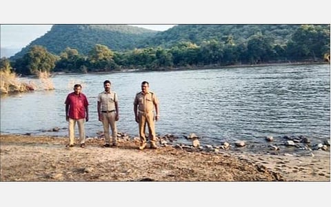 உரிகம் வனச்சரகம் கெஸ்த்தூர் காப்புக்காடு தப்பகுளி காவிரி ஆற்றங்கரையில் கண்காணிப்பு பணியில் ஈடுபட்டுள்ள வனச்சரகர் வெங்கடாசலம் தலைமையிலான சிறப்பு குழுவினர்.