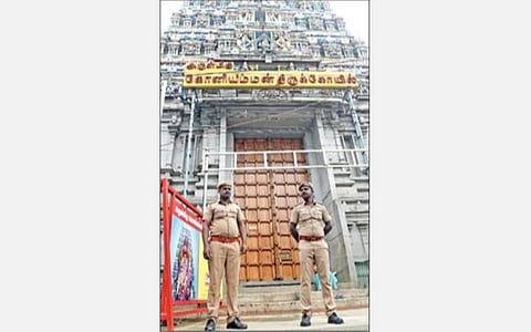 கோவை கோனியம்மன் கோயில் முன்பு பாதுகாப்புப் பணியில் ஈடுபட்டுள்ள  காவல்துறையினர்.   படம் : ஜெ.மனோகரன்