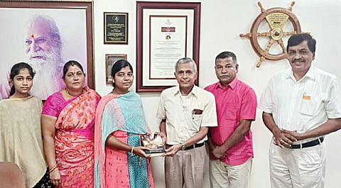 ரூட்ஸ் நிறுவனத்தின் தலைவர் ராமசாமி, நிர்வாக இயக்குநர் கவிதாசன் ஆகியோரை குடும்பத்தினரோடு சந்தித்து வாழ்த்து பெற்ற மாணவி சுவாதி.