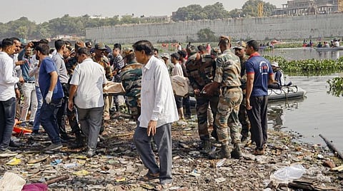 மீட்பு பணியில் ஈடுப்பட்டுள்ள வீரர்கள், மக்கள்
