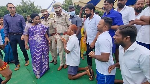 புதுச்சேரி | “தண்டனை காலம் முடிந்தது... எங்களை விடுதலை செய்யுங்கள்” - ஆளுநர் காலில் விழுந்து கோரிய 27 கைதிகள்