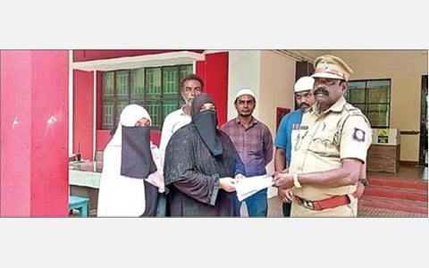வாணியம்பாடி நகர காவல் நிலையத்தில் வரி ஏய்ப்பு நோட்டீஸ் குறித்து புகார் அளித்த பாத்திமா பேகம்.