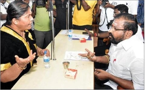 ஈரோடு மாநகராட்சி கூட்டத்தில், திமுக கவுன்சிலர் ஆதி தர் தொடர்ந்து குற்றச்சாட்டுகளைக் கூறியதால், கோபமடைந்த மேயர் சு.நாகரத்தினம், தனது இருக்கையில் இருந்து இறங்கி வைத்து, கவுன்சிலரிடம் வாக்குவாதத்தில் ஈடுபட்டார்.