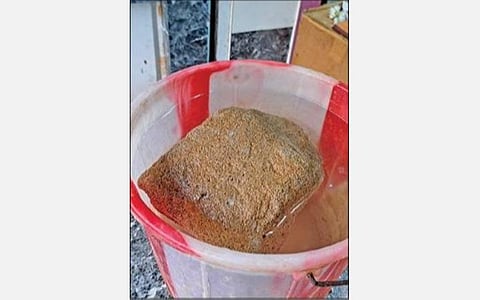 தண்ணீரில் மிதக்கும் மர்ம பொருள்.﻿﻿