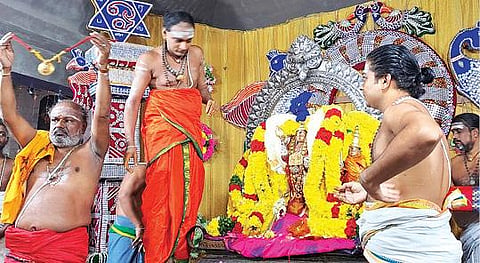 திருத்தணி முருகன் கோயிலில்  கந்தசஷ்டி விழாவின் நிறைவு நாளான நேற்று கல்யாண உற்சவருக்கு திருக்கல்யாணம் கோலாகலமாக நடைபெற்றது. இதில், திரளான பக்தர்கள் பங்கேற்று, சுவாமி தரிசனம் செய்தனர்.