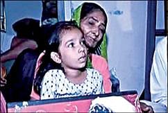 குஜராத் மோர்பி தொங்கு பாலம் விபத்து - மகளை காப்பாற்றி உயிர் துறந்த தந்தை