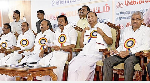 உள்ளாட்சி தினத்தை முன்னிட்டு பல்லாவரம் அடுத்த பம்மலில் நேற்று நடைபெற்ற பகுதி சபை கூட்டத்தில் நகராட்சி நிர்வாகத்துறை அமைச்சர் கே.என்.நேரு பங்கேற்று அப்பகுதி மக்களிடம் குறைகளை கேட்டறிந்தார். உடன், குறு, சிறு மற்றும் நடுத்தரத் தொழில் நிறுவனங்கள் துறை அமைச்சர் தா.மோ.அன்பரசன், டி.ஆர்.பாலு எம்.பி., துறை செயலாளர் சிவ் தாஸ் மீனா உள்ளிட்டோர். படம்: எம்.முத்துகணேஷ்
