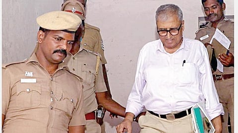 கும்பகோணம் நீதிமன்றத்தில் சிலை திருட்டு வழக்கில் தண்டனை பெற்றதையடுத்து பலத்த போலீஸ் பாதுகாப்புடன் அழைத்து வரப்பட்ட  சுபாஷ் சந்திர கபூர்.