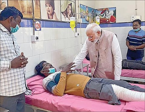 குஜராத் மோர்பி நகர் தொங்கு பாலம் அறுந்து விழுந்த விபத்தில், காயம் அடைந்து மருத்துவமனையில் சிகிச்சை பெறுபவர்களை பிரதமர் மோடி நேற்று பார்வையிட்டு நலம் விசாரித்தார்.  படம்: பிடிஐ