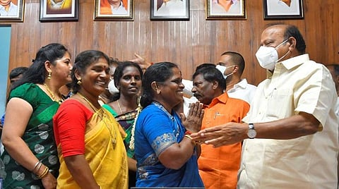 விவசாய கிணறுகளுக்கு அரசு செலவில் மின்இணைப்பு - அமைச்சர் எம்ஆர்கே பன்னீர்செல்வம் அறிவிப்பு