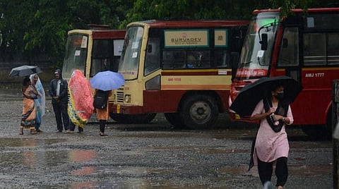 தமிழகத்தின் பல்வேறு மாவட்டங்களில் 4 நாட்களுக்கு கனமழை நீடிக்க வாய்ப்பு - வானிலை ஆய்வு மையம் தகவல்