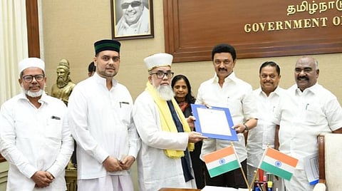 அரசாணையை வழங்கும் முதல்வர் மு.க.ஸ்டாலின்